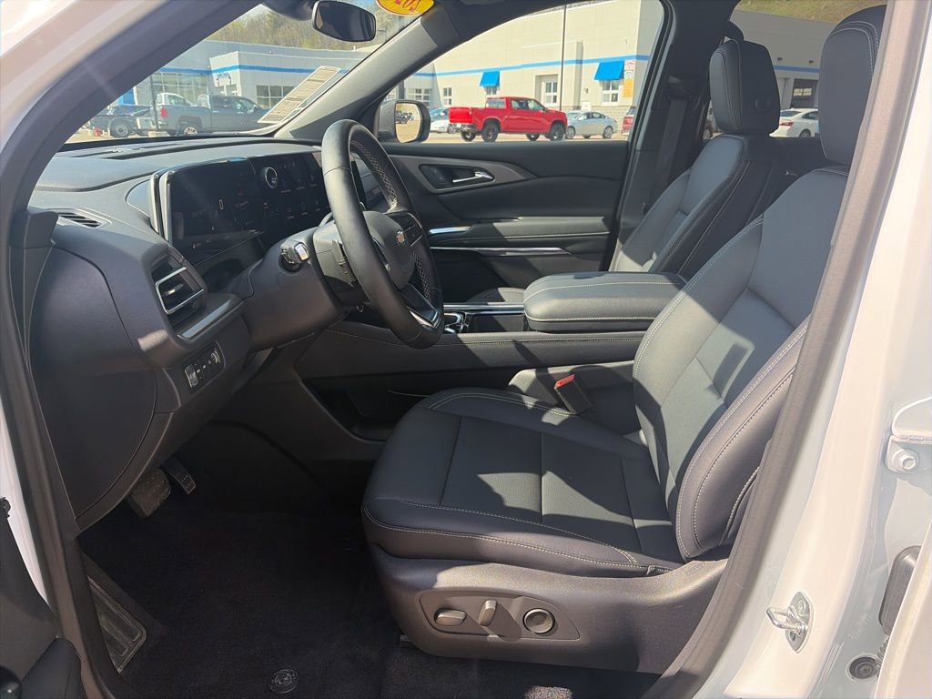 Used 2026 Chevrolet Traverse LT image 9