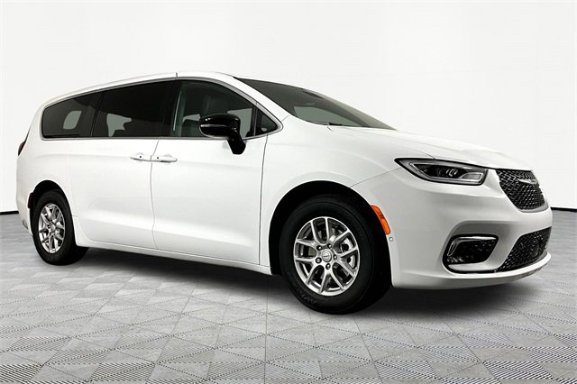 New 2026 Chrysler Pacifica Select image 3