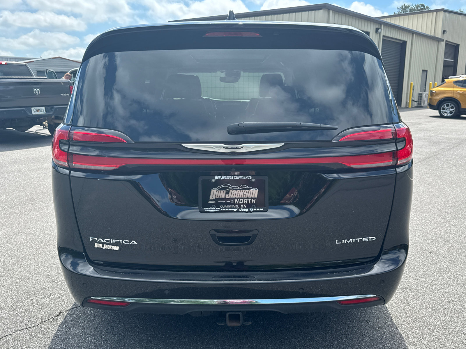 Used 2024 Chrysler Pacifica Limited w/ Trailer Tow Group FWD image 6