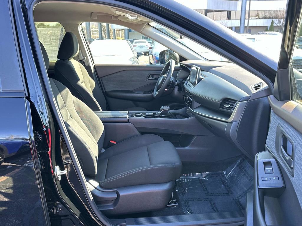 Used 2023 Nissan Rogue S image 28