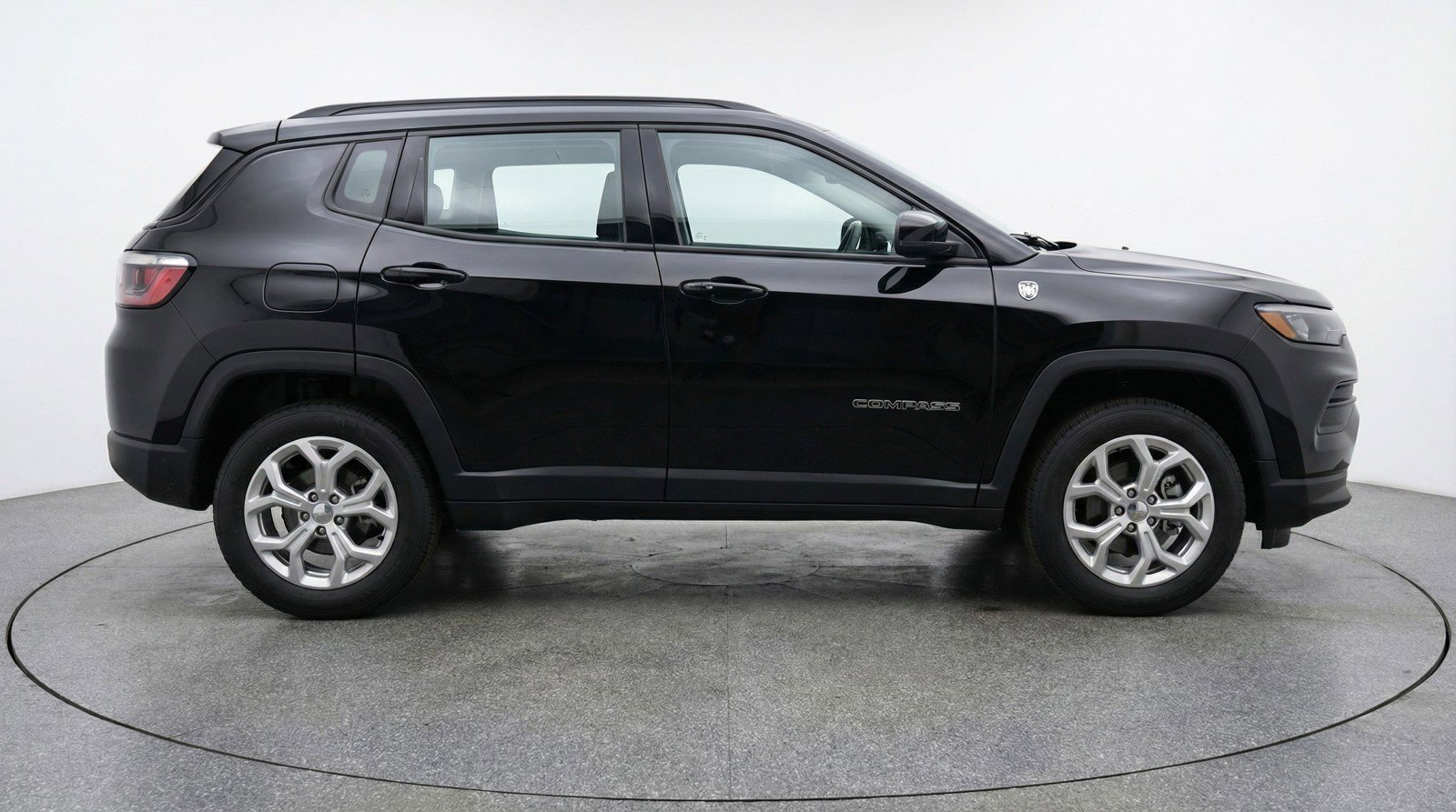 Used 2025 Jeep Compass Latitude image 11