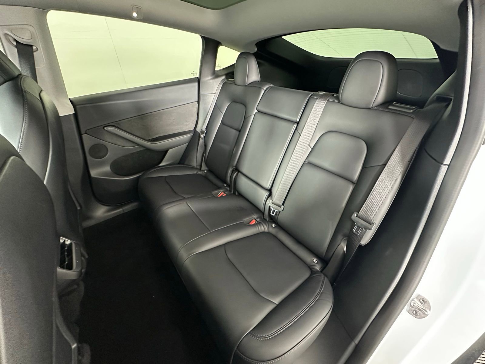 Used 2022 Tesla Model Y Long Range image 31