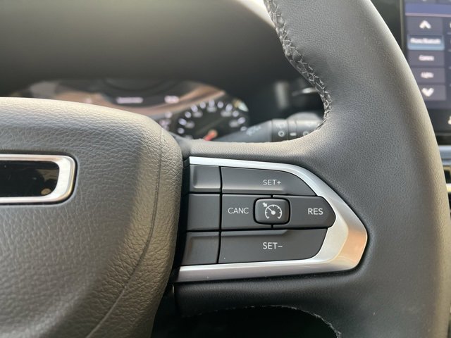 Used 2025 Jeep Compass Latitude image 36