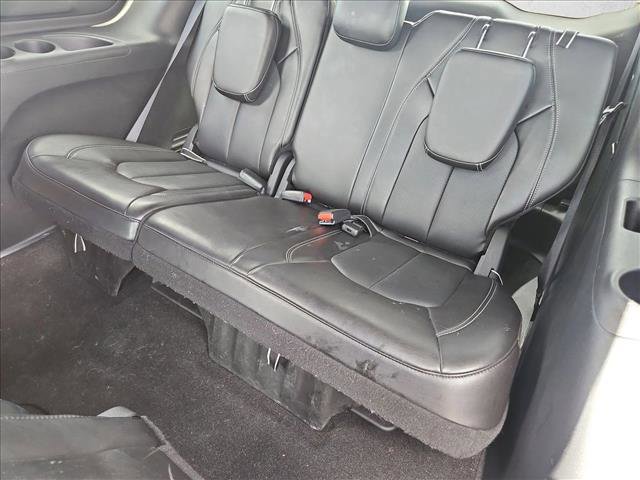 Used 2025 Chrysler Pacifica Select image 16