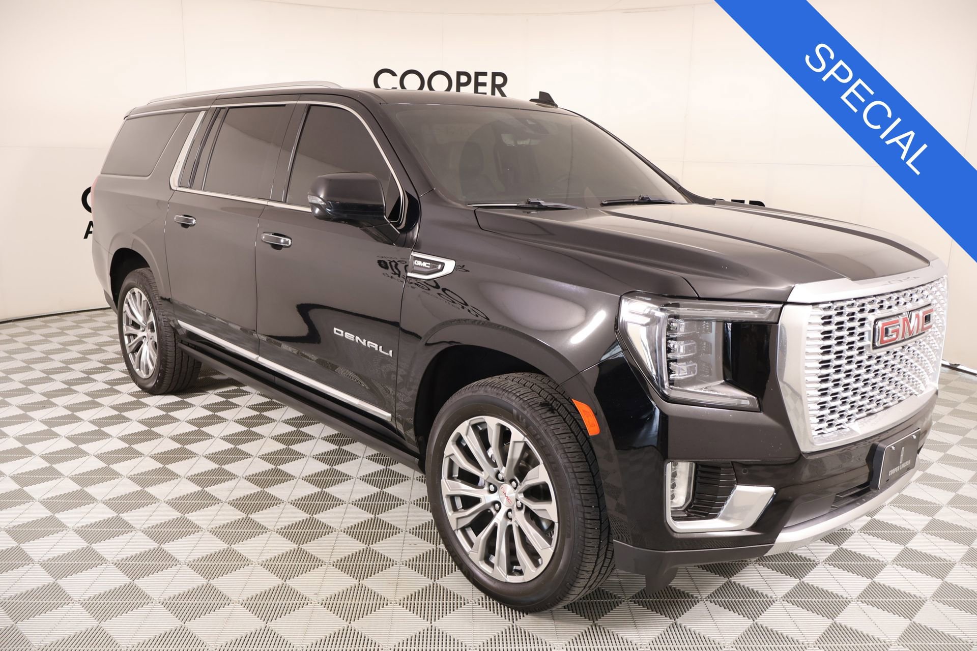 Used 2021 GMC Yukon XL Denali w/ Denali Ultimate Package AWD/4WD image 1