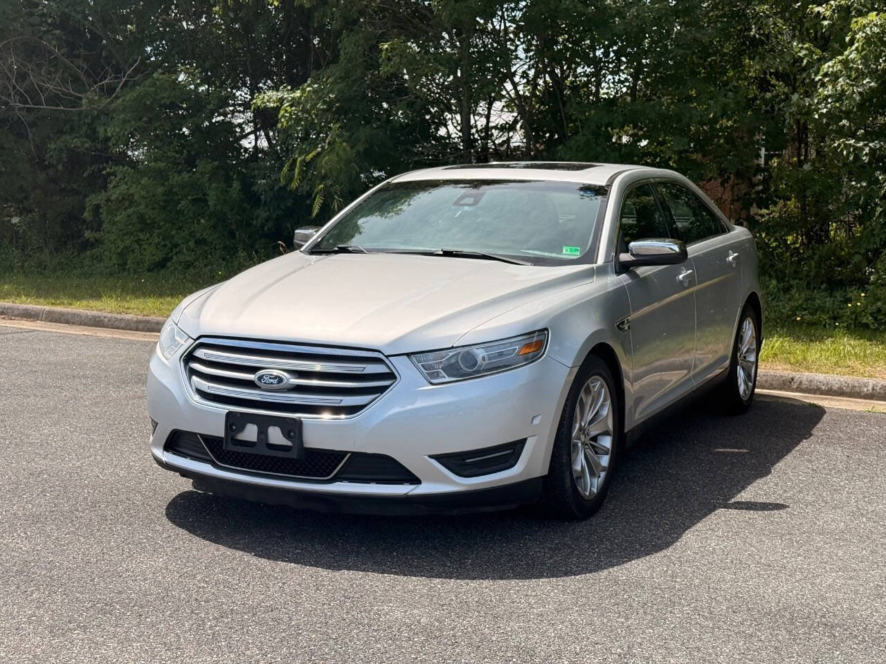 Used 2014 Ford Taurus Limited w/ Equipment Group 301A AWD/4WD image 4