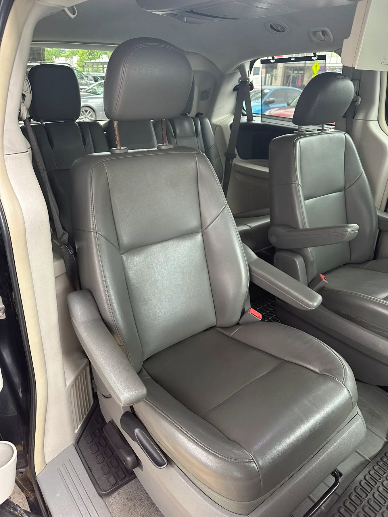 Used 2011 Volkswagen Routan SE FWD image 13