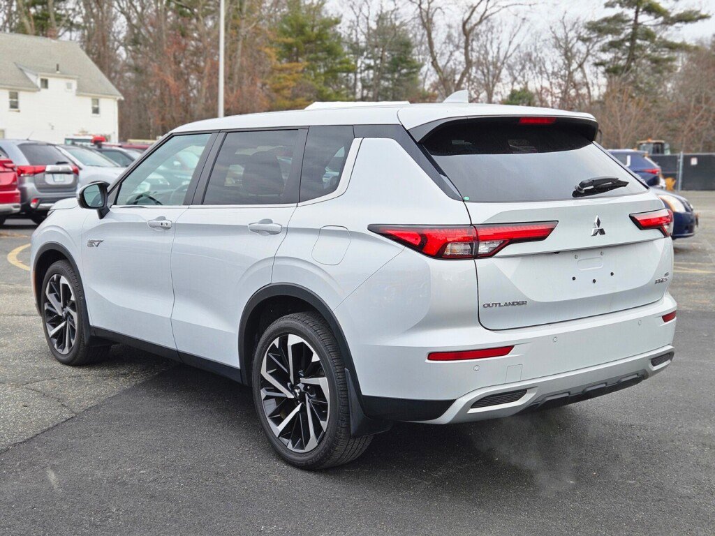 Used 2024 Mitsubishi Outlander SE image 3