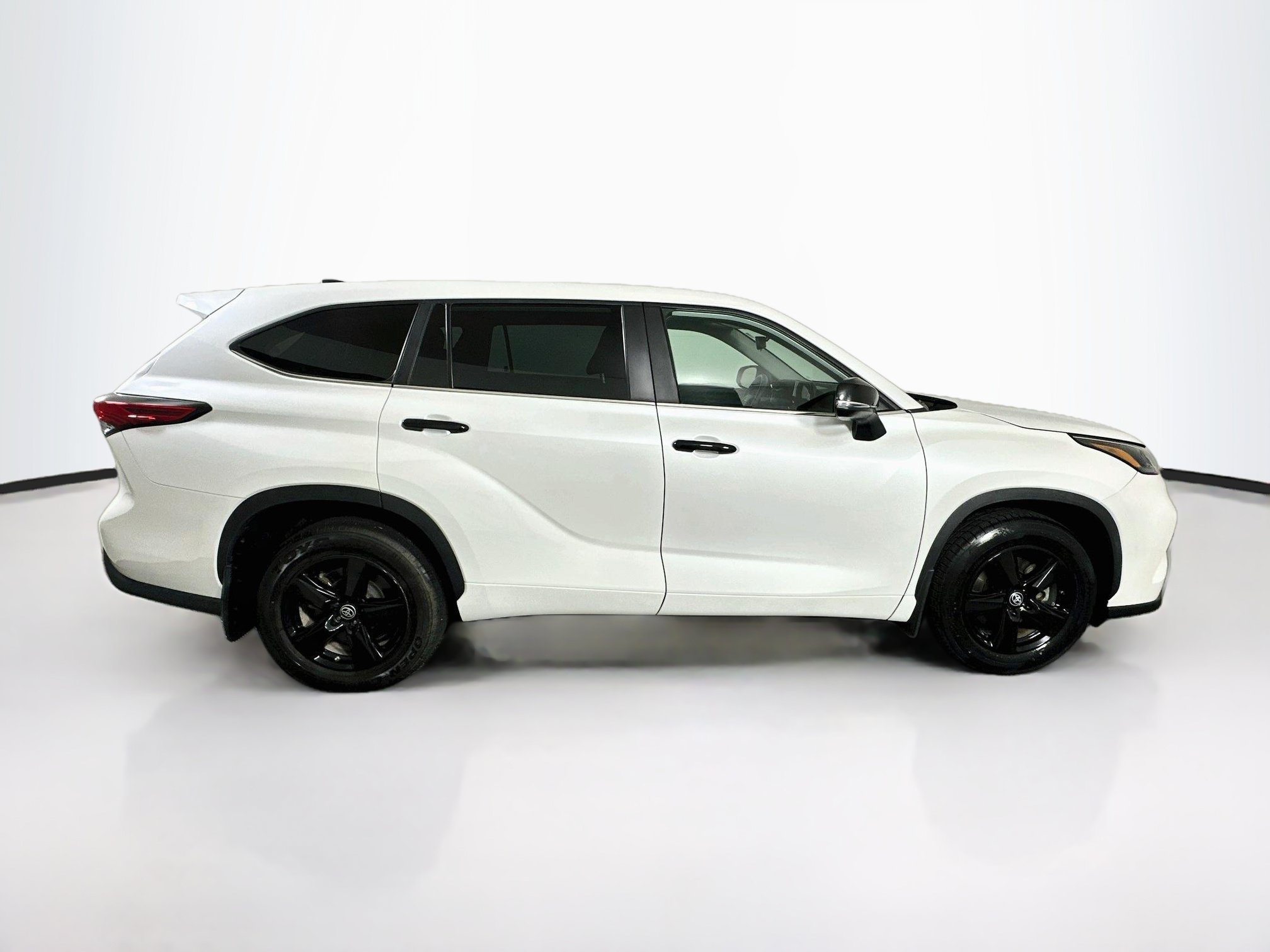 Used 2023 Toyota Highlander L FWD image 10