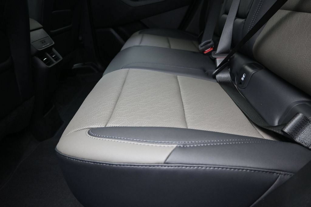 New 2027 Chevrolet Equinox LT w/ Convenience Package II FWD image 16