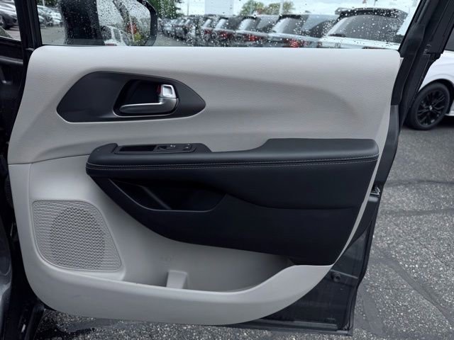 Used 2023 Chrysler Pacifica Touring-L FWD image 16