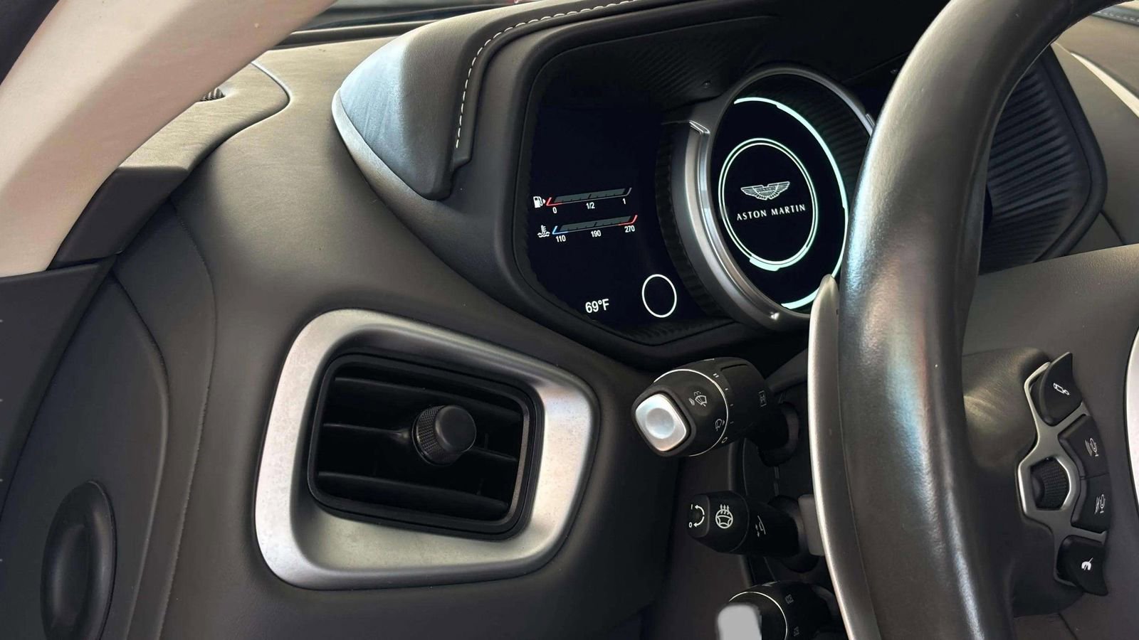 Used 2022 Aston Martin DB11 Coupe image 25