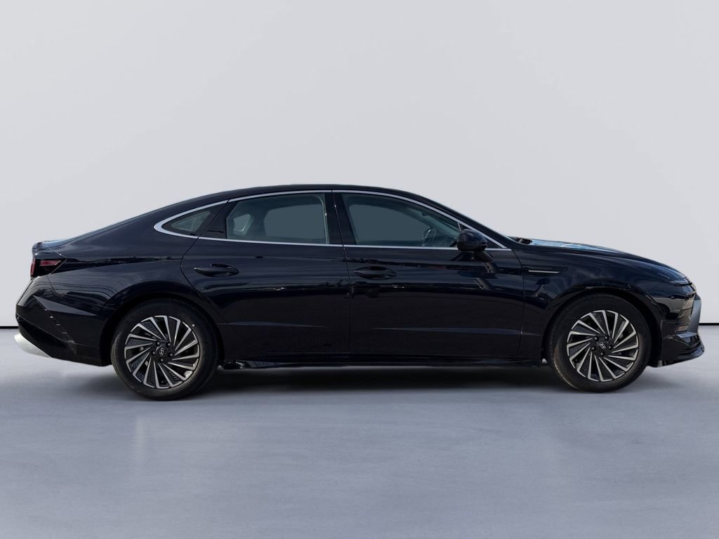 Used 2025 Hyundai Sonata SEL FWD image 2
