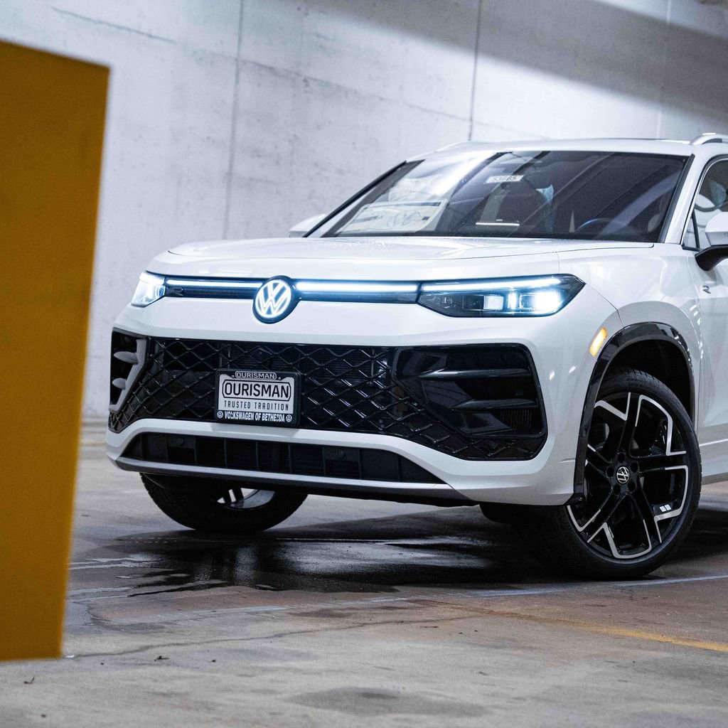 New 2026 Volkswagen Tiguan SEL R-Line AWD/4WD image 2