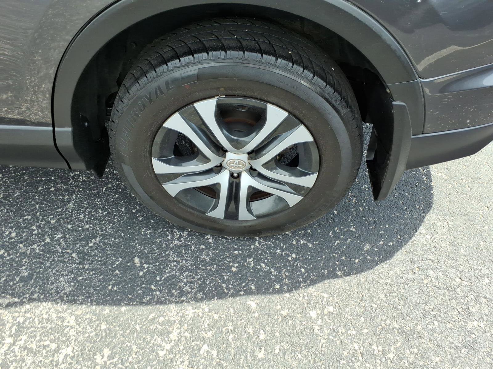 Used 2018 Toyota RAV4 LE FWD image 8