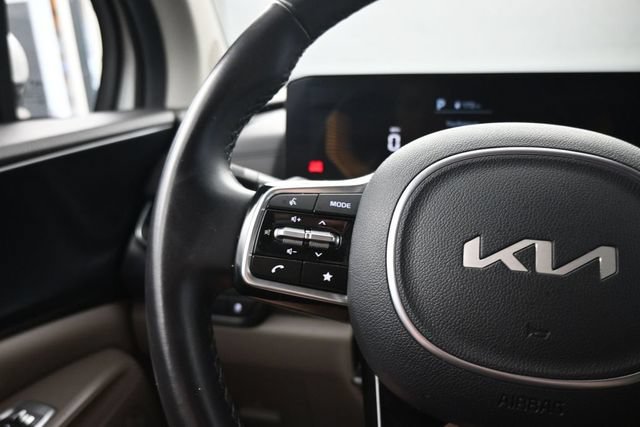 Used 2025 Kia Carnival FWD image 16