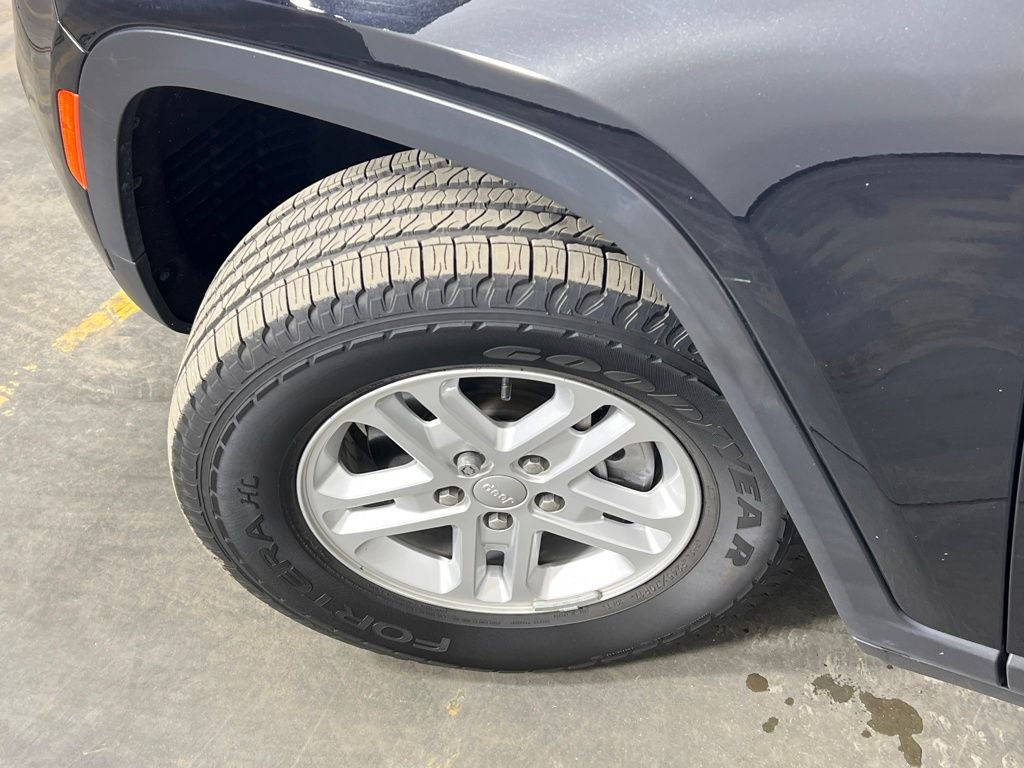 Used 2023 Jeep Grand Cherokee Laredo image 43