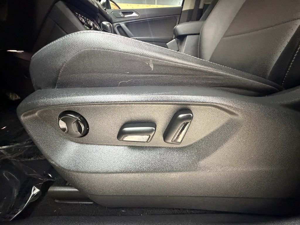 Used 2020 Volkswagen Tiguan SEL image 25