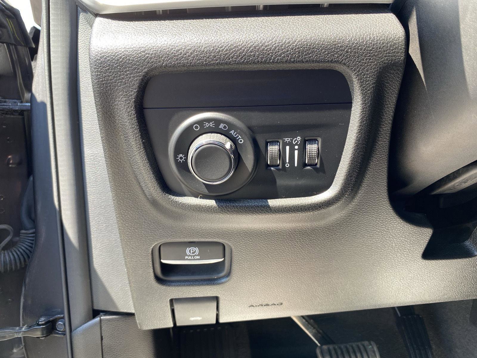Used 2023 Jeep Grand Cherokee Laredo image 17