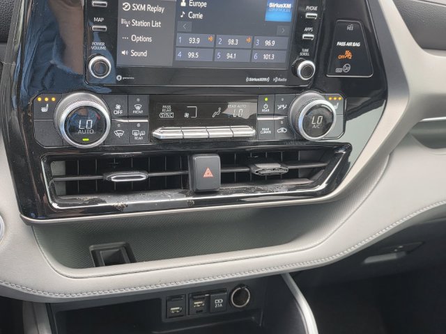 Used 2021 Toyota Highlander XLE FWD image 22