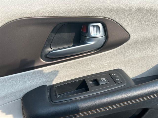 Certified 2017 Chrysler Pacifica Touring FWD image 40