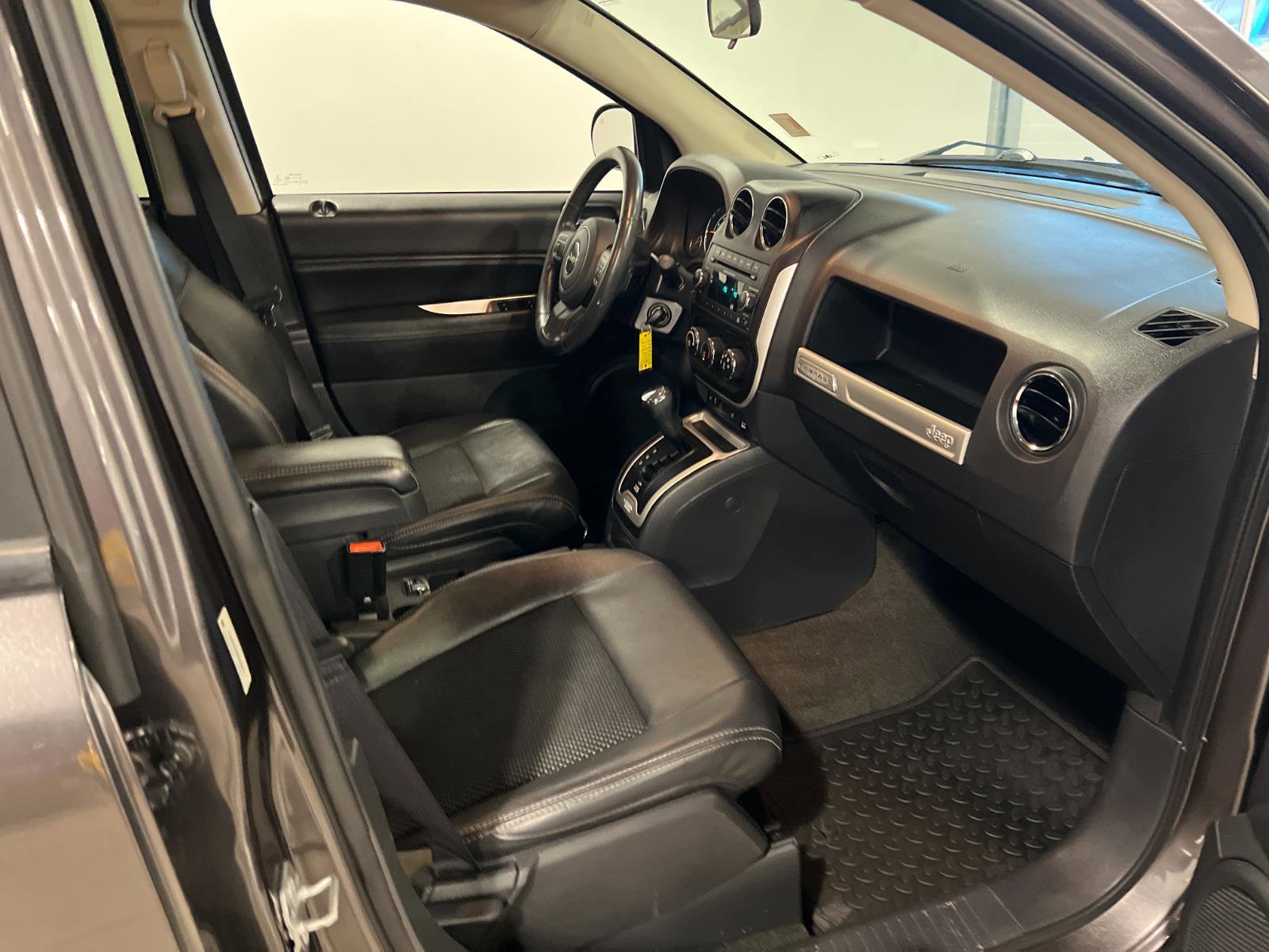 Used 2014 Jeep Compass Latitude AWD/4WD image 32