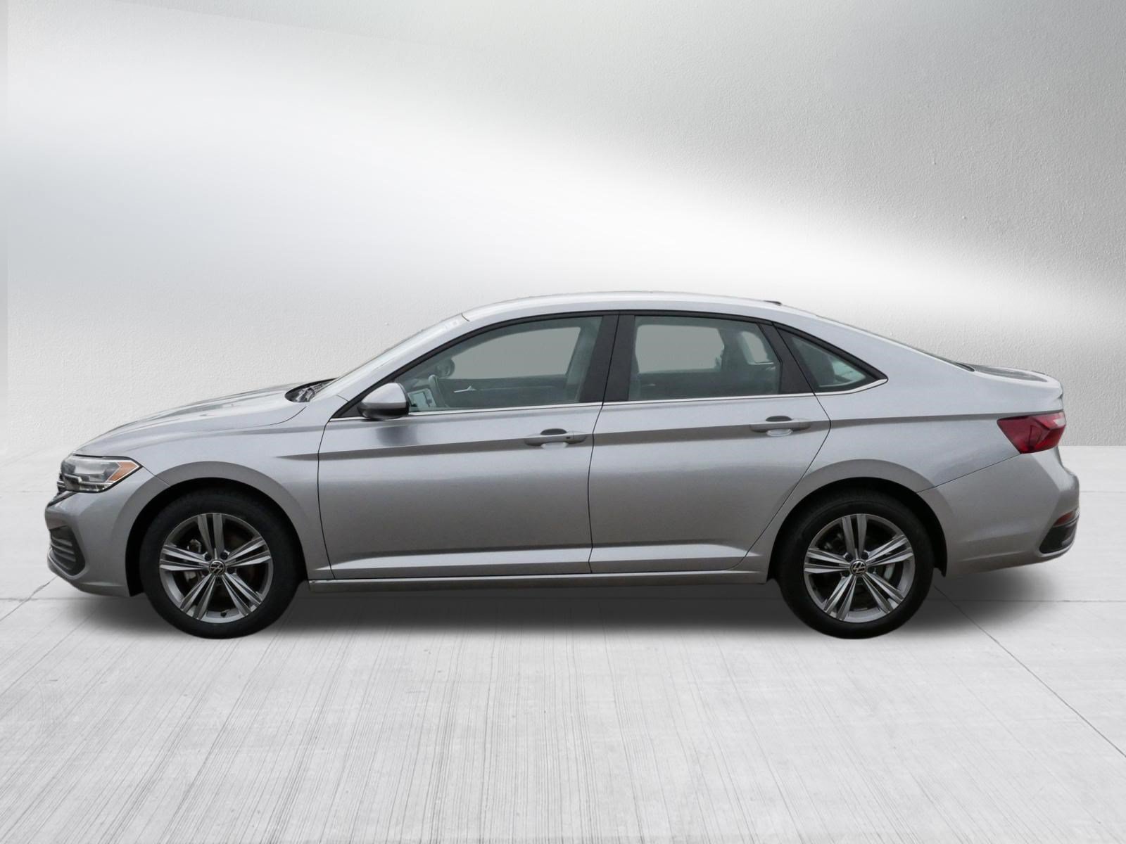 Certified 2024 Volkswagen Jetta SE FWD image 4