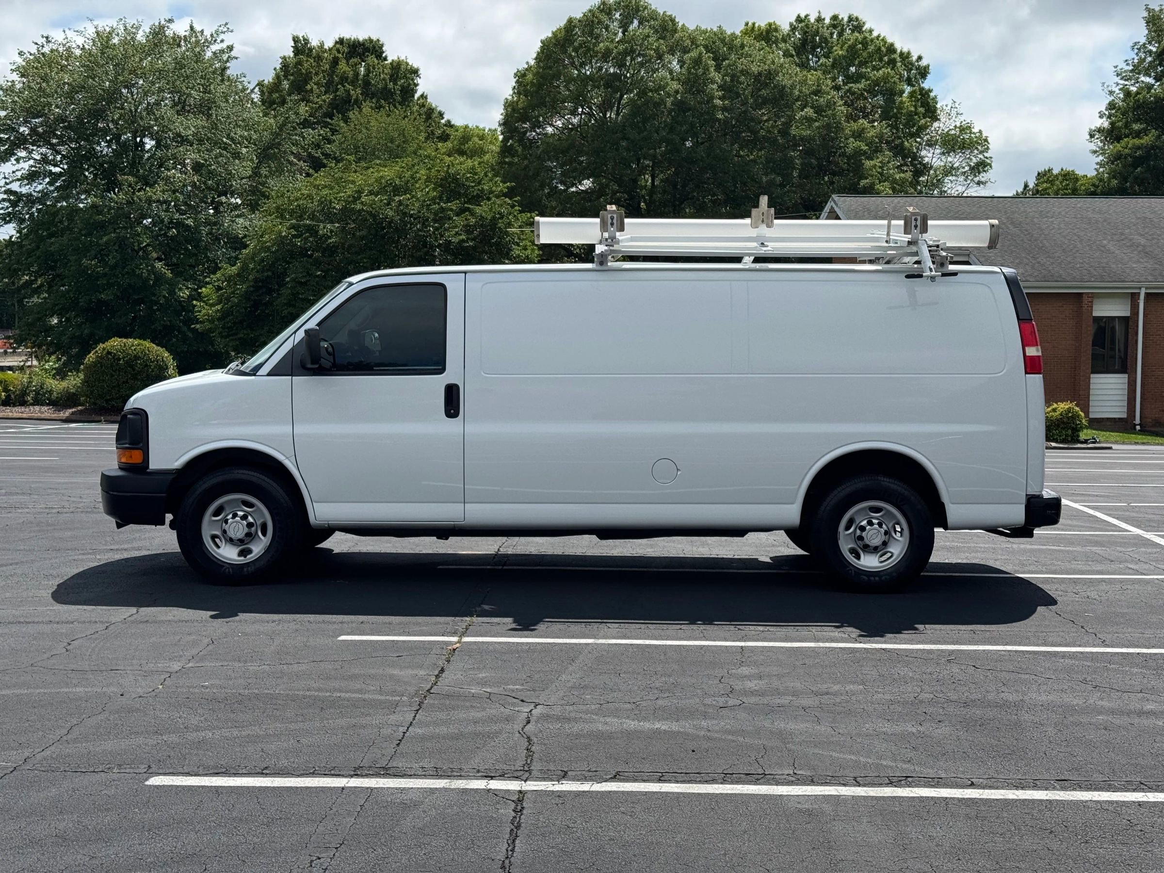 Used 2015 Chevrolet Express 3500 Extended image 2