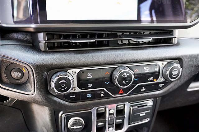 Used 2024 Jeep Wrangler Unlimited AWD/4WD image 37