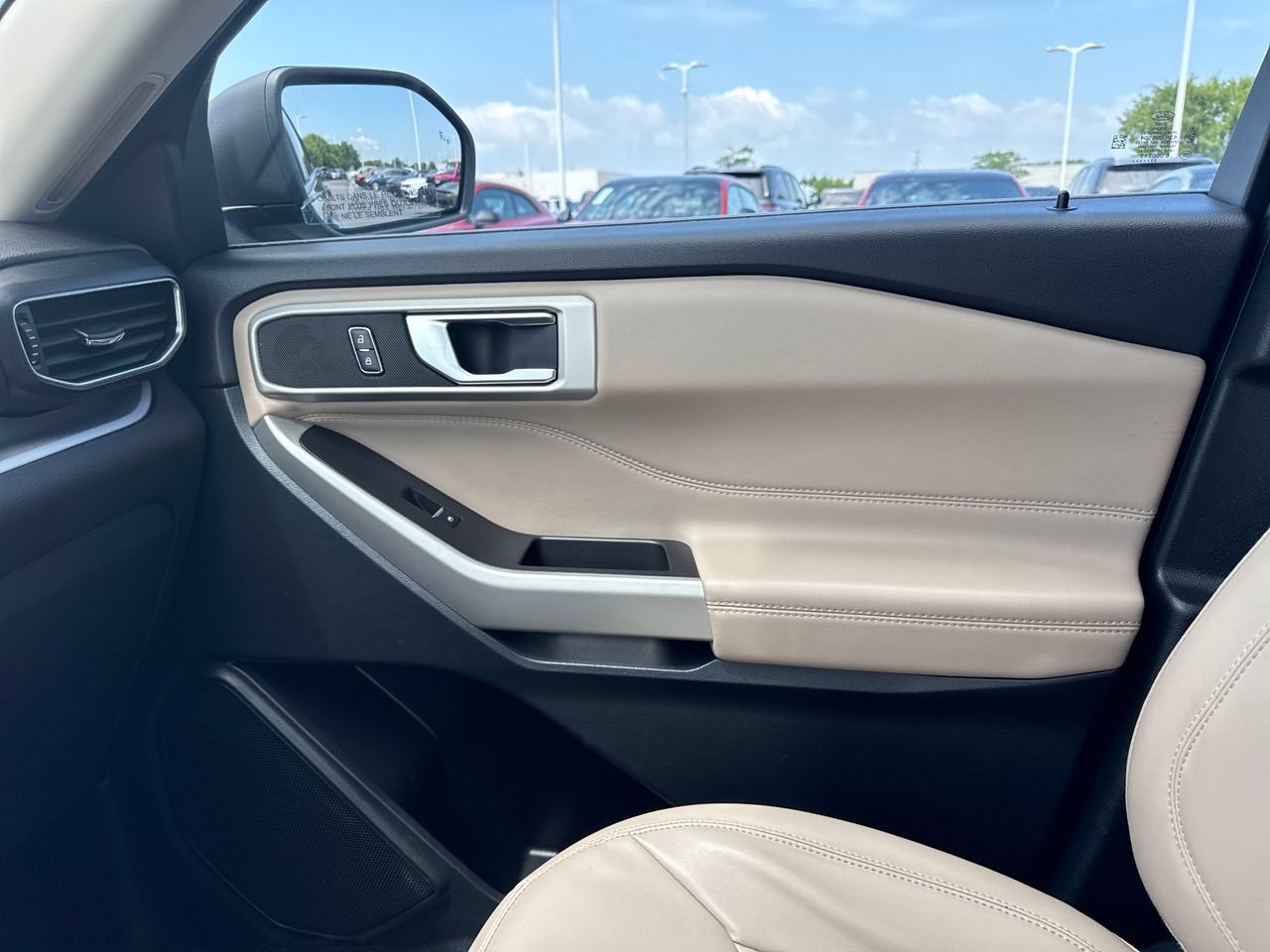 Used 2023 Ford Explorer XLT AWD/4WD image 26
