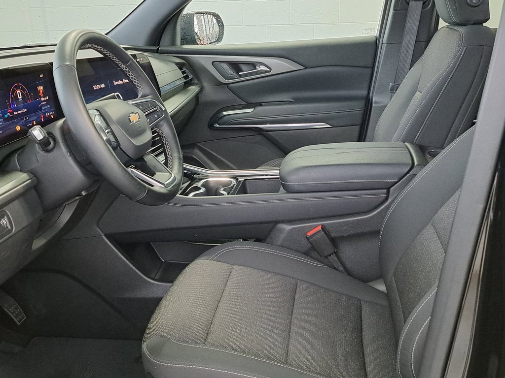 Used 2025 Chevrolet Traverse LT image 24