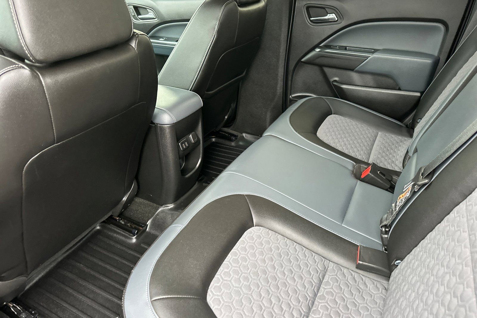 Used 2018 Chevrolet Colorado Z71 w/ Z71 Midnight Edition image 14