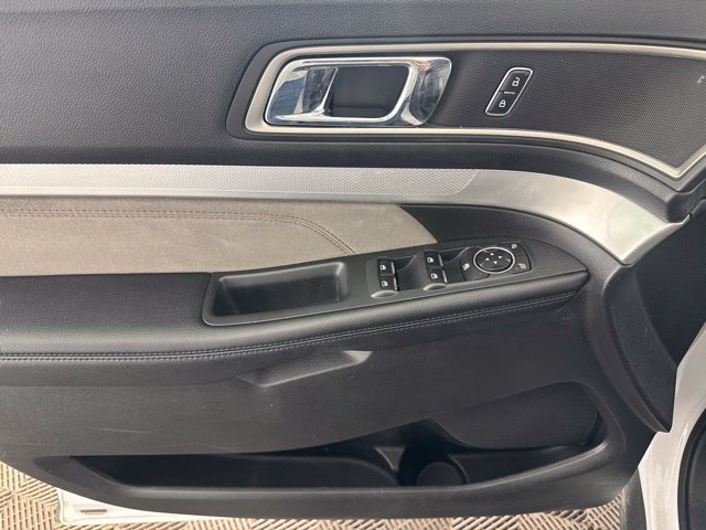 Used 2017 Ford Explorer XLT w/ Equipment Group 202A AWD/4WD image 18