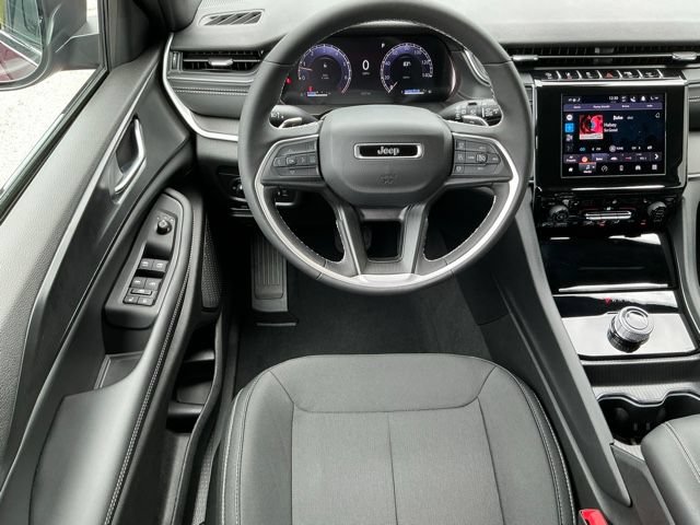 Used 2026 Jeep Grand Cherokee Laredo X AWD/4WD image 11