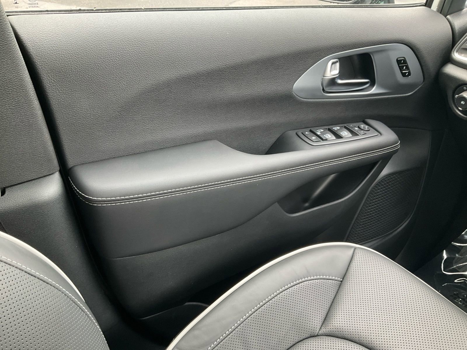 New 2026 Chrysler Pacifica Limited w/ S Appearance Package image 24