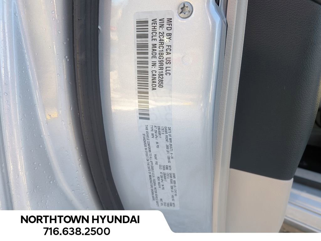 Used 2024 Chrysler Pacifica Touring-L image 43