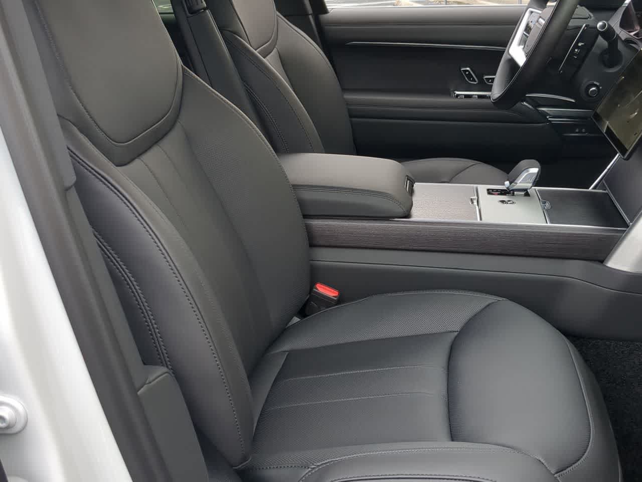 New 2026 Land Rover Range Rover Long Wheelbase SE AWD/4WD image 23
