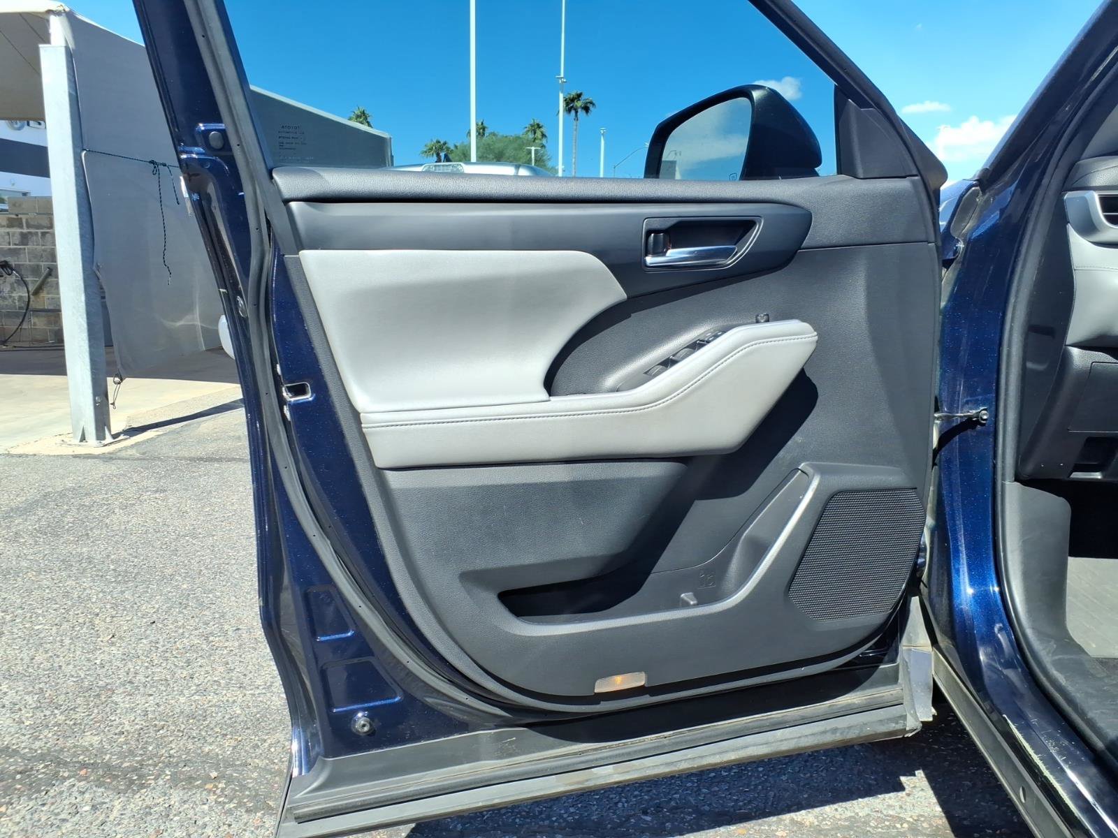Used 2020 Toyota Highlander XLE FWD image 19