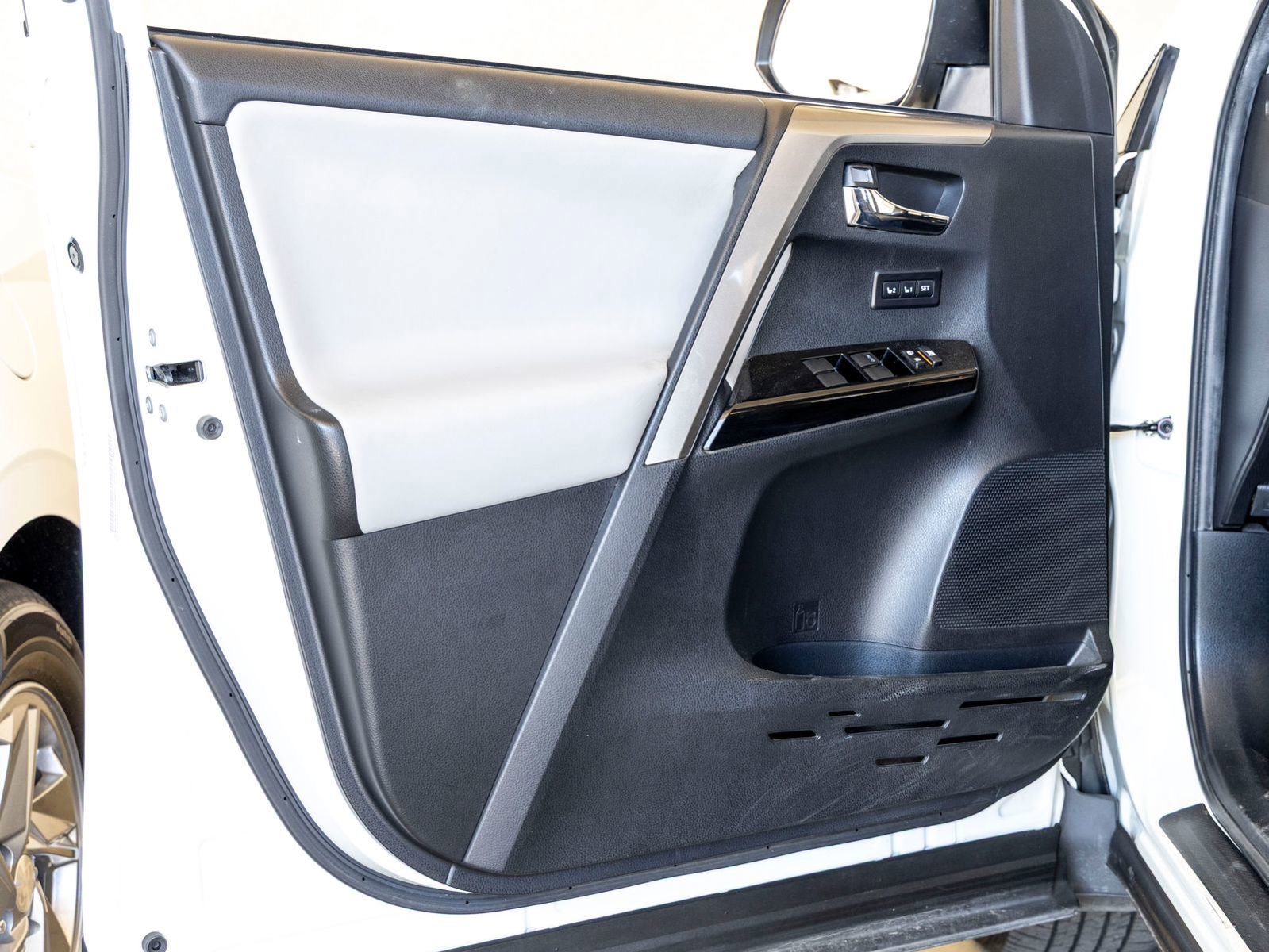 Used 2018 Toyota RAV4 Limited w/ Advanced Technology Package image 14