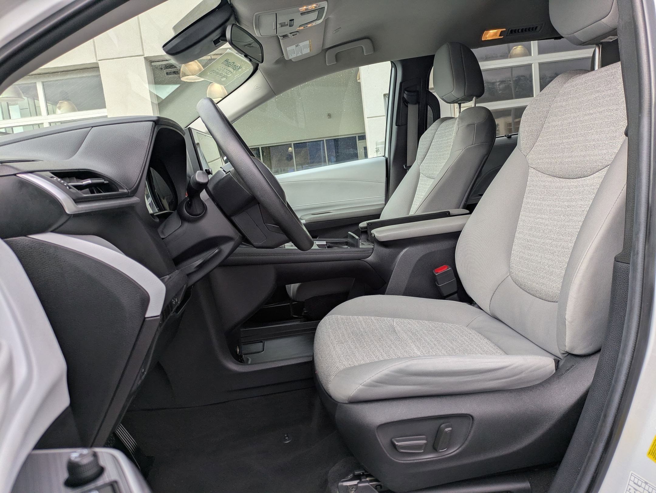 Used 2025 Toyota Sienna LE image 28