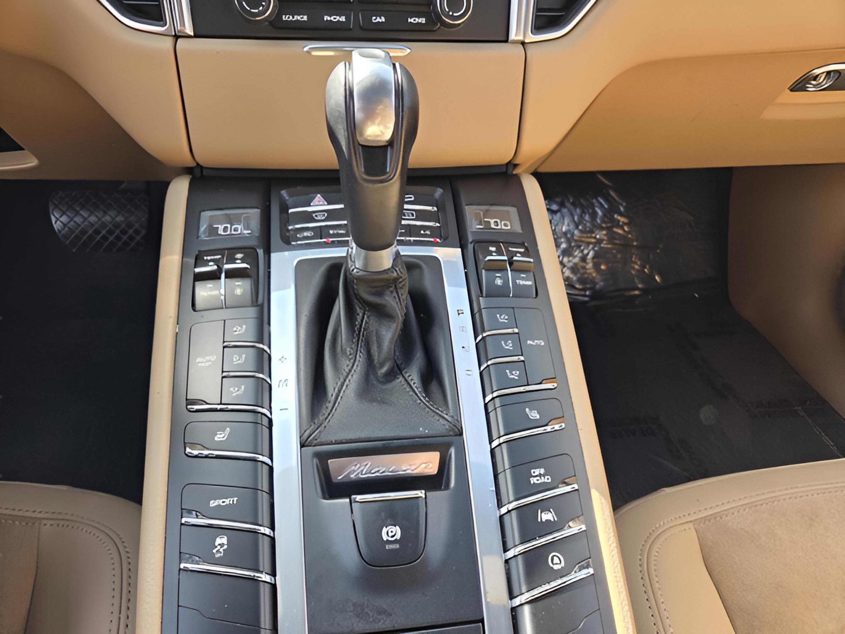 Used 2018 Porsche Macan Base image 18