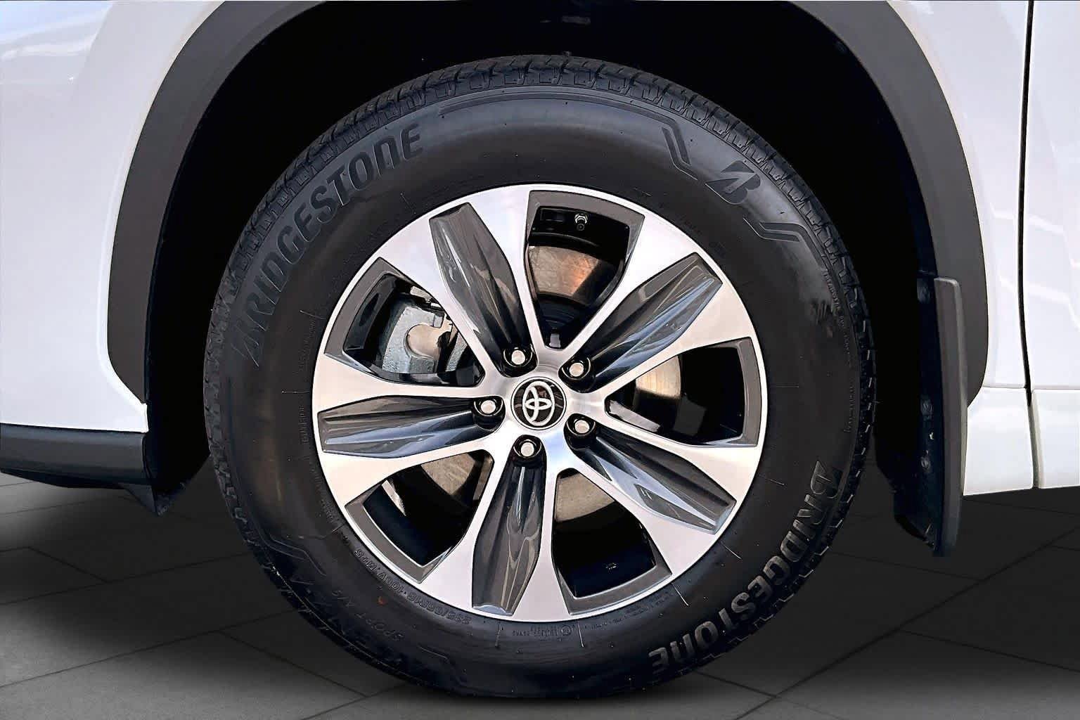 Used 2024 Toyota Highlander XLE FWD image 11