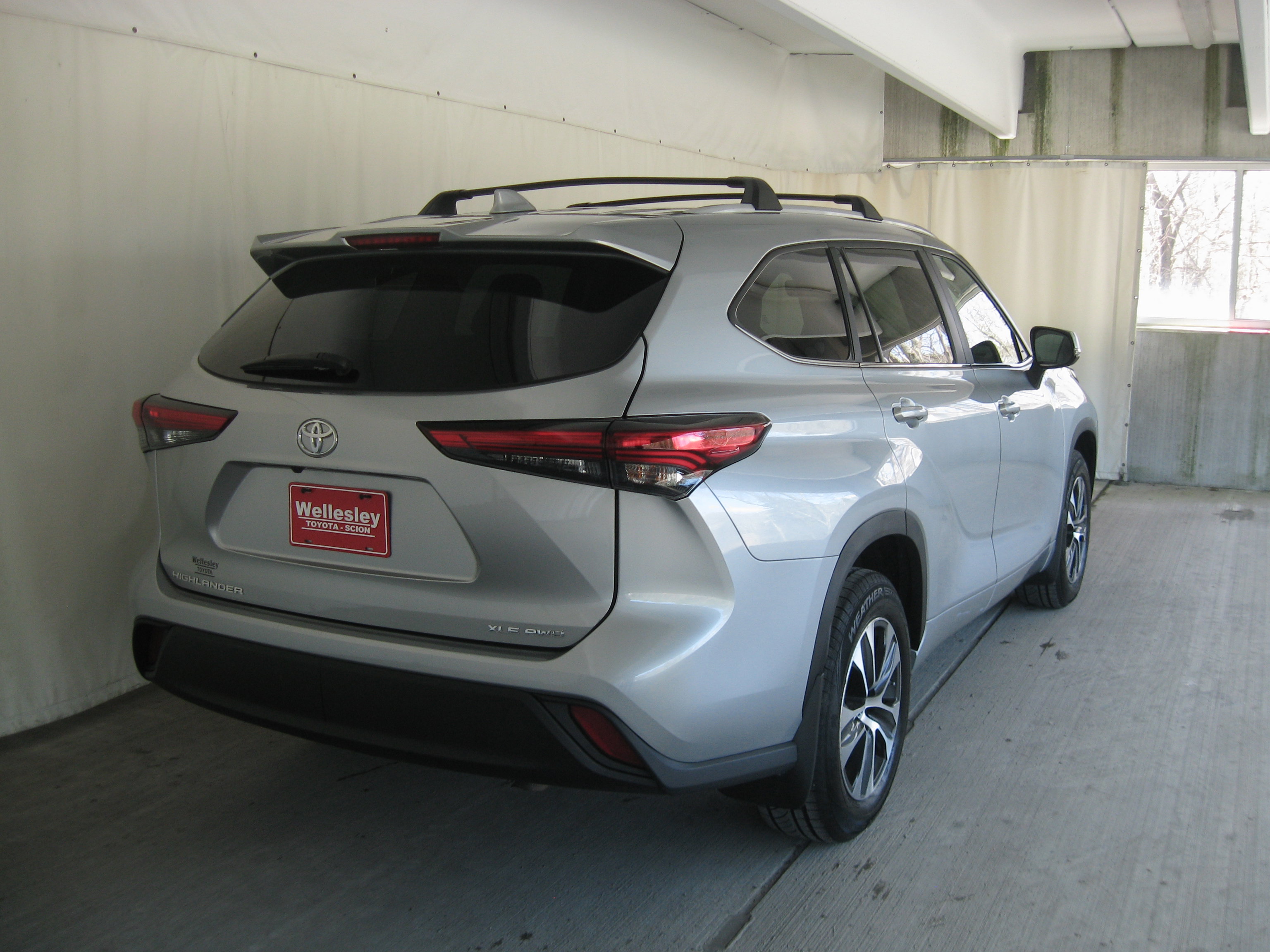 Used 2023 Toyota Highlander XLE image 7