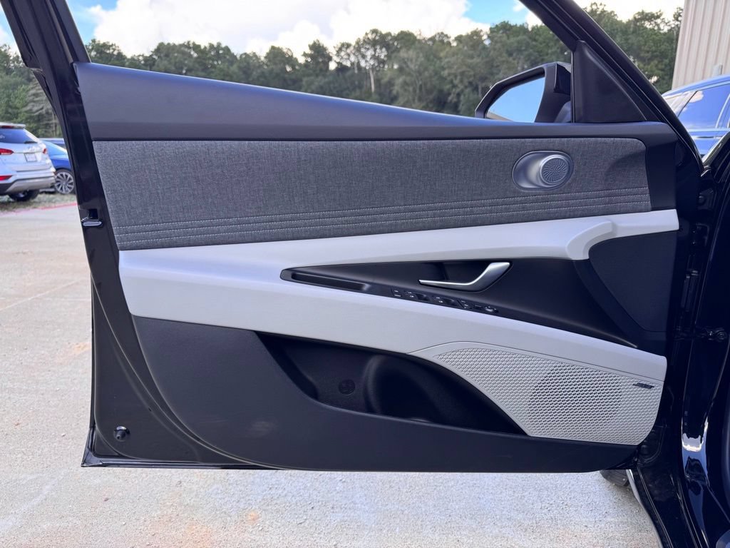 New 2026 Hyundai Elantra Limited FWD image 23