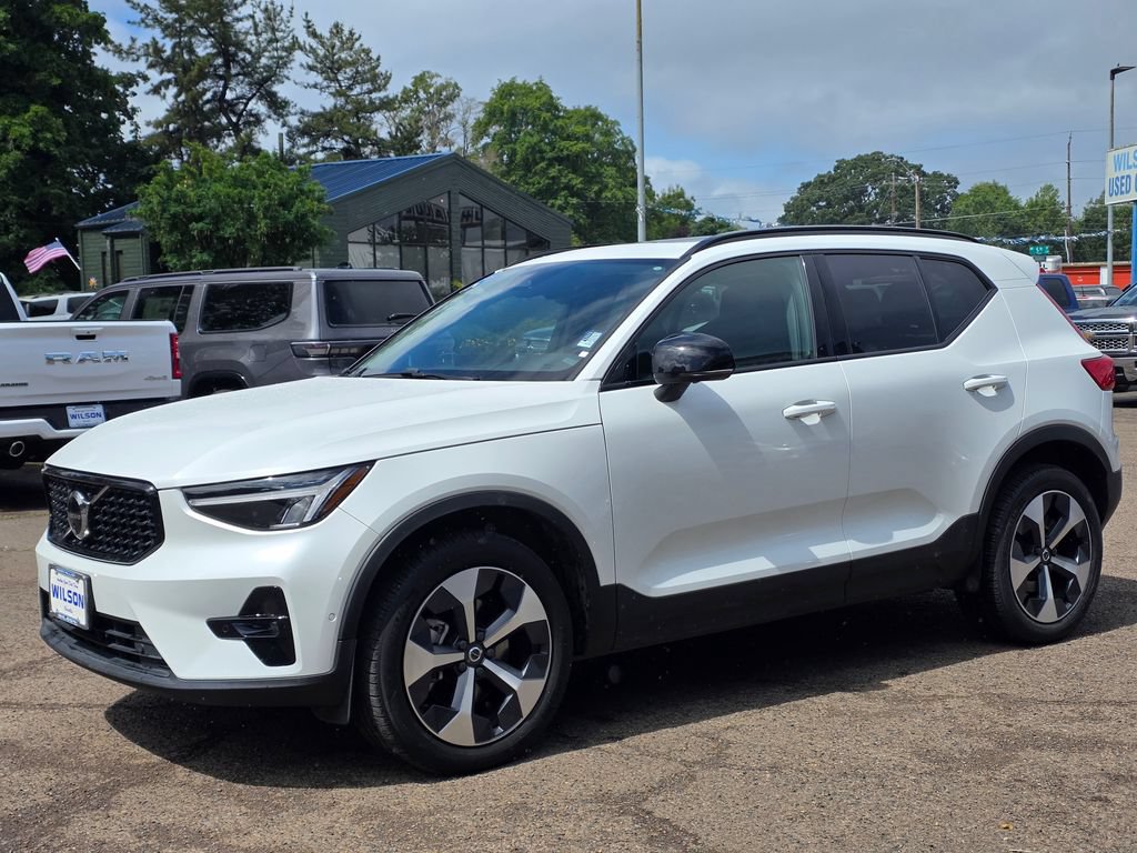 Used 2024 Volvo XC40 B5 Plus AWD/4WD video 1