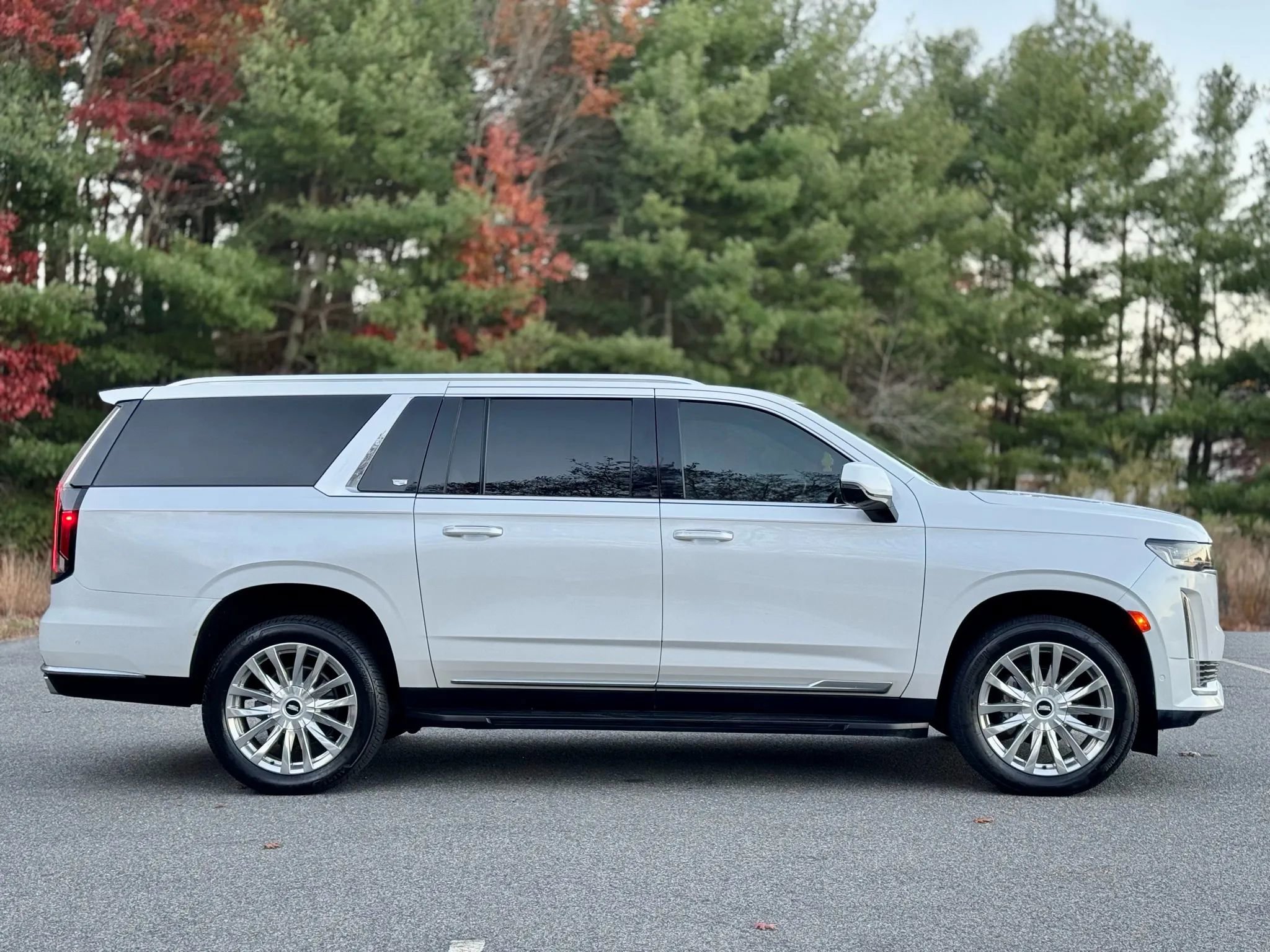 Used 2021 Cadillac Escalade ESV Premium Luxury image 5