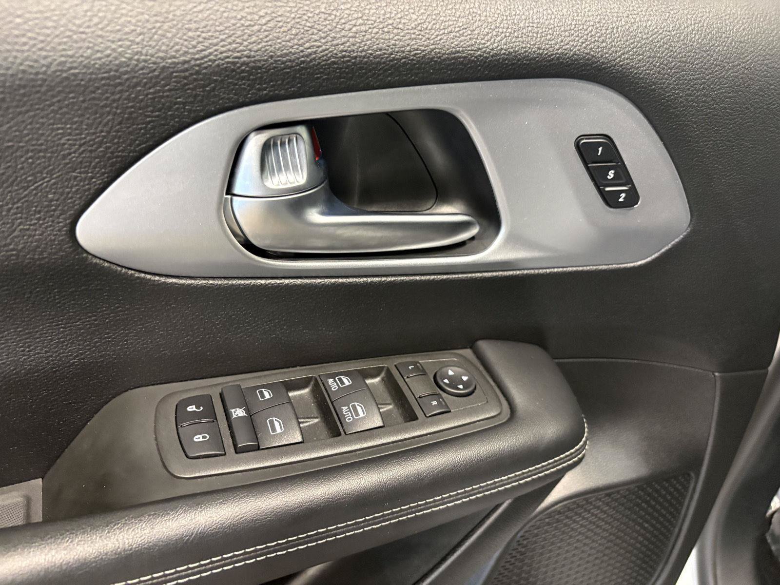 Used 2023 Chrysler Pacifica Touring-L w/ S Appearance Package FWD image 11