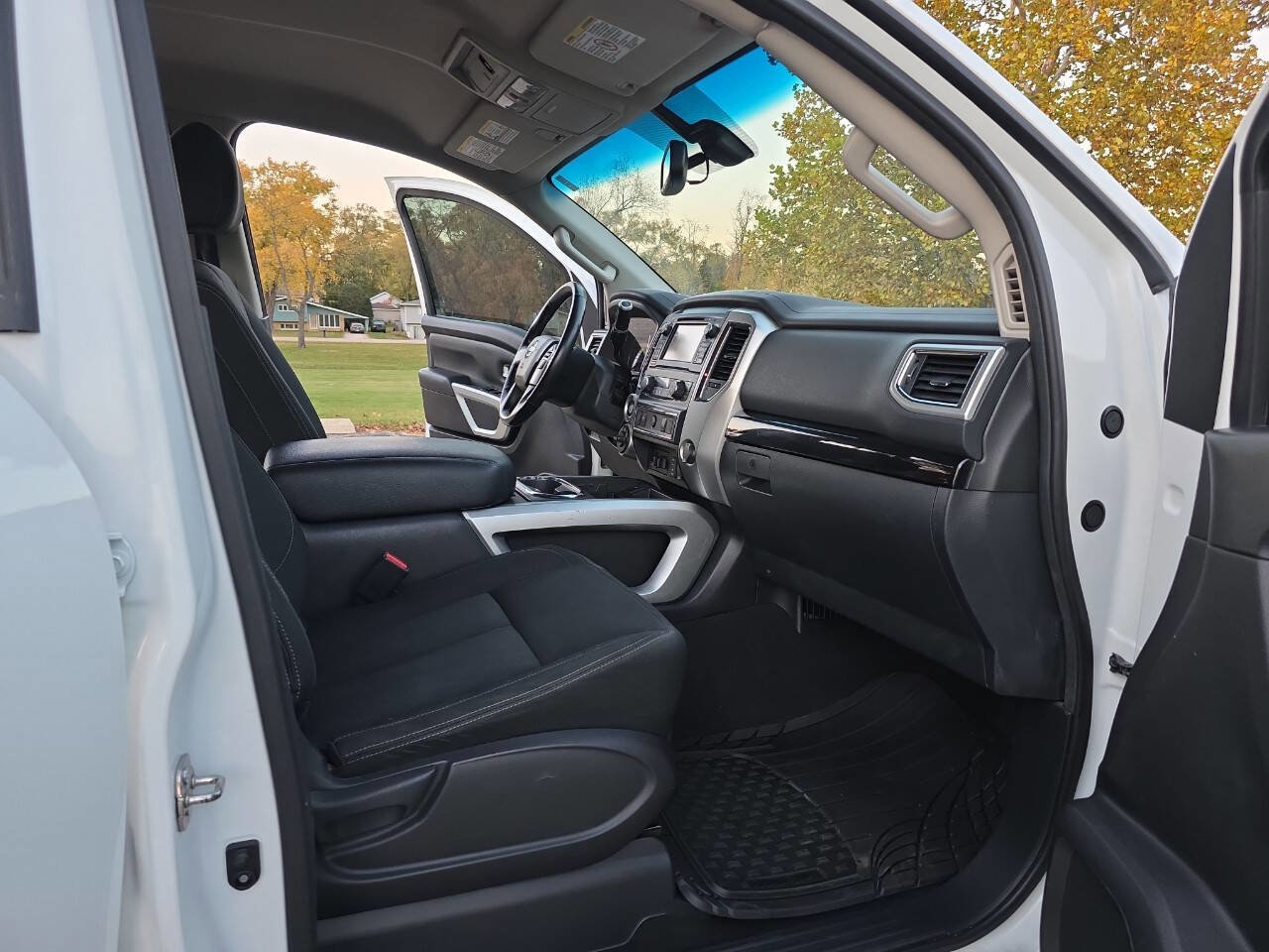 Used 2016 Nissan Titan SV AWD/4WD image 17