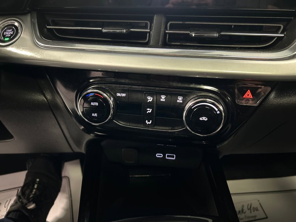 Used 2025 Chevrolet Trax LT w/ Sunroof Package image 19