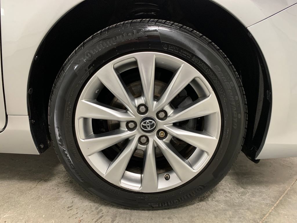 Used 2017 Toyota Camry XLE w/ Moonroof Package image 29